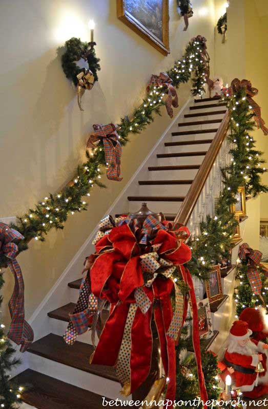 Christmas-Staircase-22