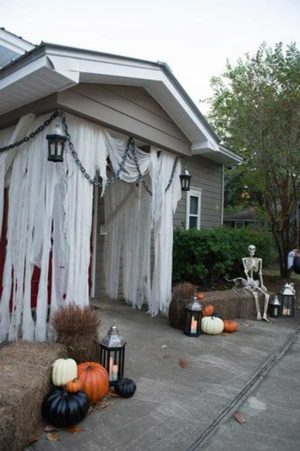 46 Cool DIY Outdoor Halloween Decorations (Cheap & Easy!)