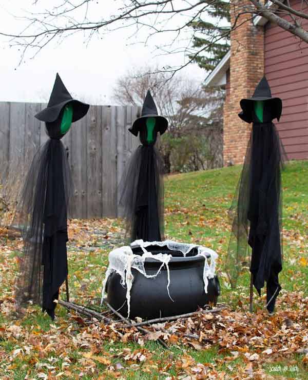 46 Cool DIY Outdoor Halloween Decorations (Cheap & Easy!)