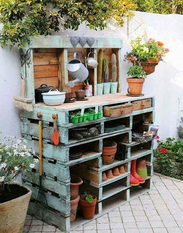 build your garden table with wooden pallets
