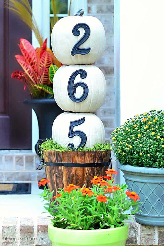 Using a stack of white pumpkins to show your house number is such a clever and welcoming idea for your front steps. It’s a very friendly and unique decoration that your neighbors will love.