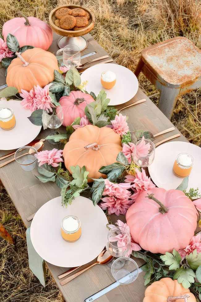 Whoever thought of using pink pumpkins for a fall party is a genius! This color scheme is so unexpected and beautiful, especially with the matching flowers.