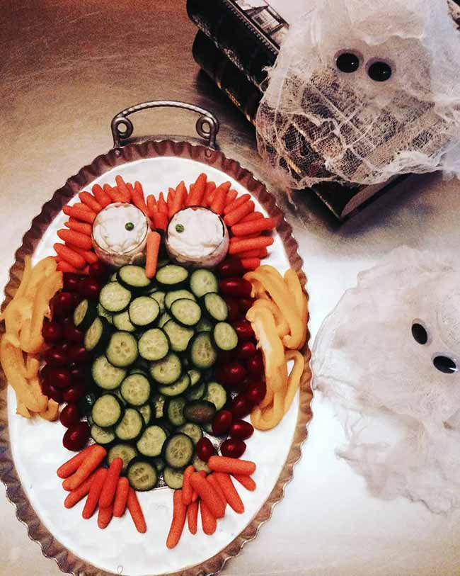 This turkey veggie tray is the cutest and healthiest snack for a Halloween or fall party. It's a fun way to get kids to eat their vegetables.