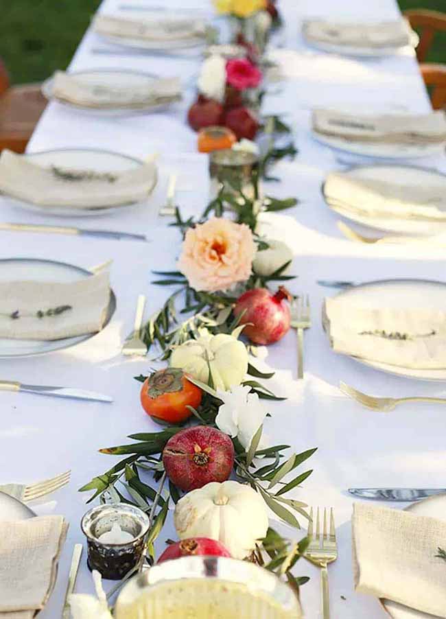 Using pomegranates and other fruits in the table runner is so beautiful. It's a fresh and elegant alternative to using only pumpkins for your fall centerpiece.