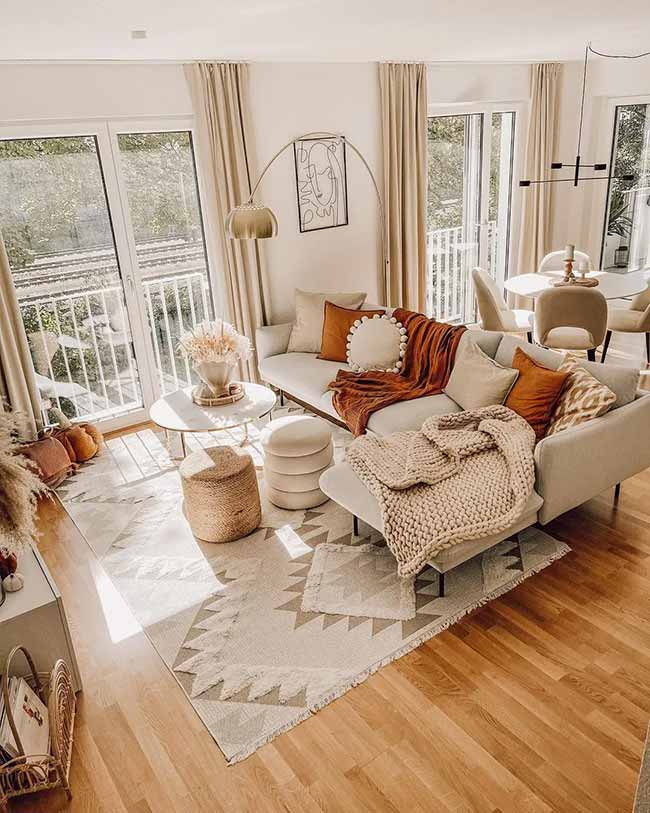 This room is very bright and modern, using earth tones for a fall vibe. The burnt orange pillows and throw on the couch add all the color needed for the season. I like the cool round rug and the little pumpkins placed near the patio doors.